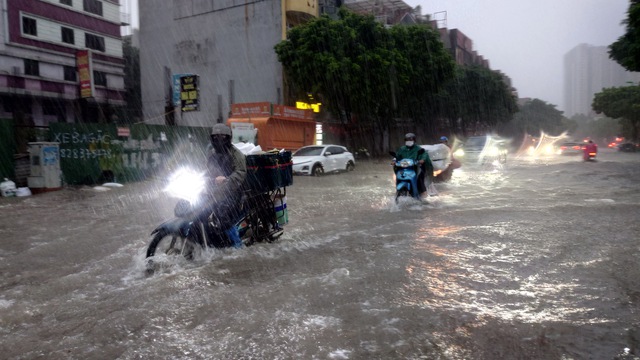Mưa dữ dội suốt đêm, Hà Nội lại ngập kinh hoàng ở nhiều tuyến phố- Ảnh 5.