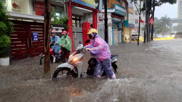 Mưa dữ dội suốt đêm, Hà Nội lại ngập kinh hoàng ở nhiều tuyến phố- Ảnh 2.