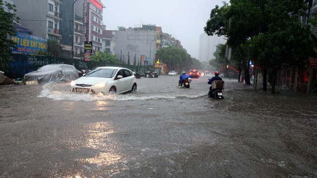 Mưa dữ dội suốt đêm, Hà Nội lại ngập kinh hoàng ở nhiều tuyến phố- Ảnh 1.
