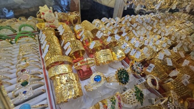 Giá vàng hôm nay (trưa 25-10): Lại đảo chiều tăng mạnh