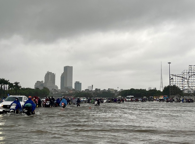 Hà Nội phát lệnh báo động lũ khẩn cấp, cảnh báo 30 điểm ngập sâu ở nội thành- Ảnh 1. Hà Nội phát lệnh báo động lũ khẩn cấp, cảnh báo 30 điểm ngập sâu ở nội thành- Ảnh 1.