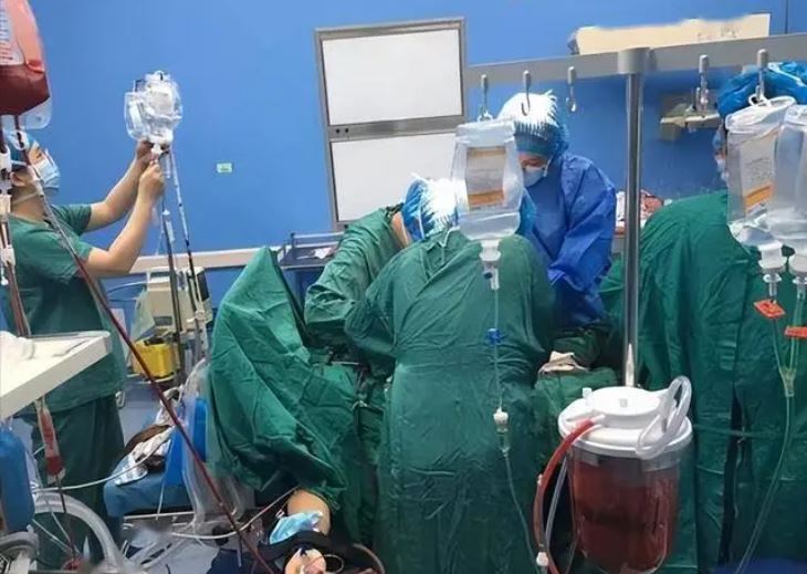 Thức dậy giữa đêm uống nước, người đàn ông 59 tuổi tử vong sau 5 ngày: Bác sĩ cảnh báo 4 thói quen tưởng vô hại nhưng cực nguy hiểm- Ảnh 1.