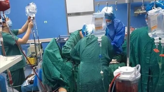 Thức dậy giữa đêm uống nước, người đàn ông 59 tuổi tử vong sau 5 ngày: Bác sĩ cảnh báo 4 thói quen tưởng vô hại nhưng cực nguy hiểm- Ảnh 1.