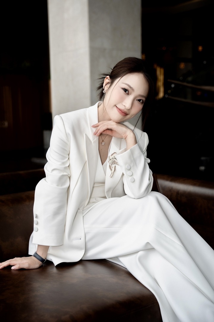 47661100711394222875554672337199862869619903n-13212149 Khánh Vy được xem là biểu tượng của thế hệ MC trẻ tài năng, giàu có và học vấn cao.