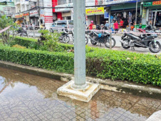 Khu vực trụ đèn chiếu sáng vẫn còn nước ngập, chiều 24/10. Ảnh: An Bình