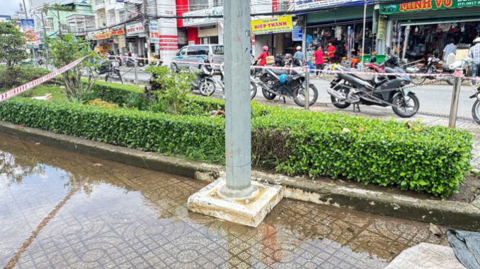 Khu vực trụ đèn chiếu sáng vẫn còn nước ngập, chiều 24/10. Ảnh: An Bình