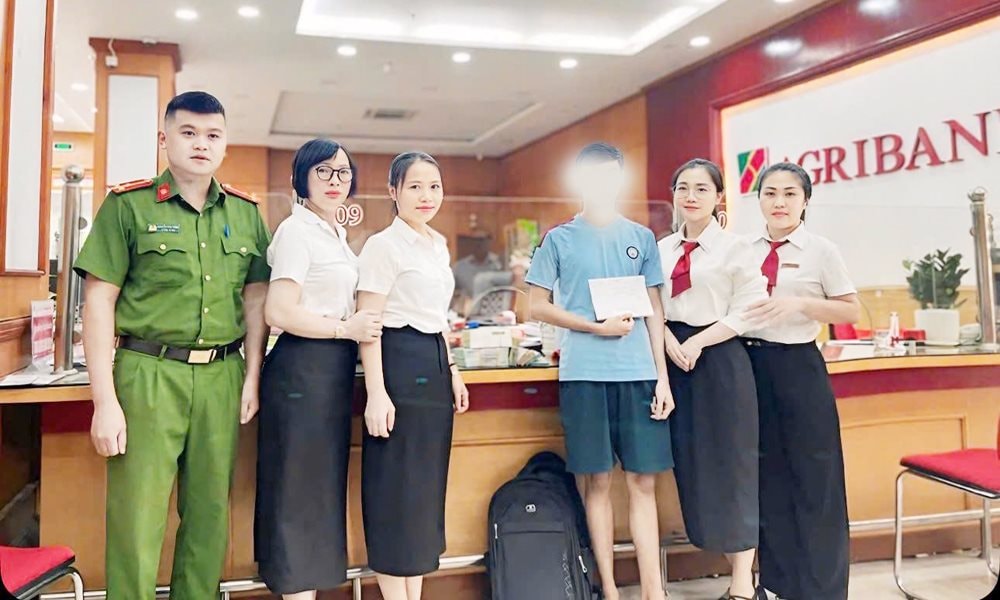 Nam sinh 2005 mang cả bọc tiền mặt 805 triệu đồng đến ngân hàng giao dịch: Nhân viên Agribank và công an vào cuộc phát hiện nguồn gốc số tiền- Ảnh 2. Nam sinh 2005 mang cả bọc tiền mặt 805 triệu đồng đến ngân hàng giao dịch: Nhân viên Agribank và công an vào cuộc phát hiện nguồn gốc số tiền- Ảnh 2.