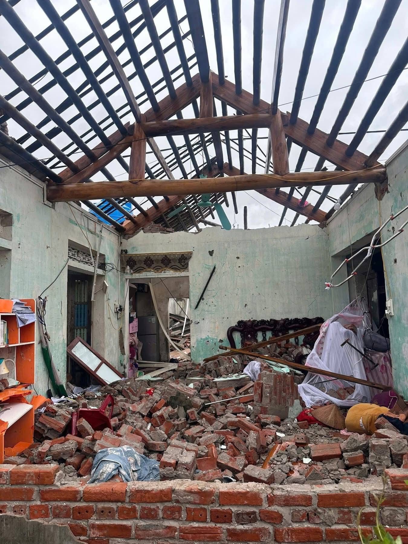 Lốc xoáy ở Ninh Bình: Nhói lòng cảnh 3 con thơ ngơ ngác bên linh cữu mẹ, bố bị thương nặng đang cấp cứu- Ảnh 2. Lốc xoáy ở Ninh Bình: Nhói lòng cảnh 3 con thơ ngơ ngác bên linh cữu mẹ, bố bị thương nặng đang cấp cứu- Ảnh 2.