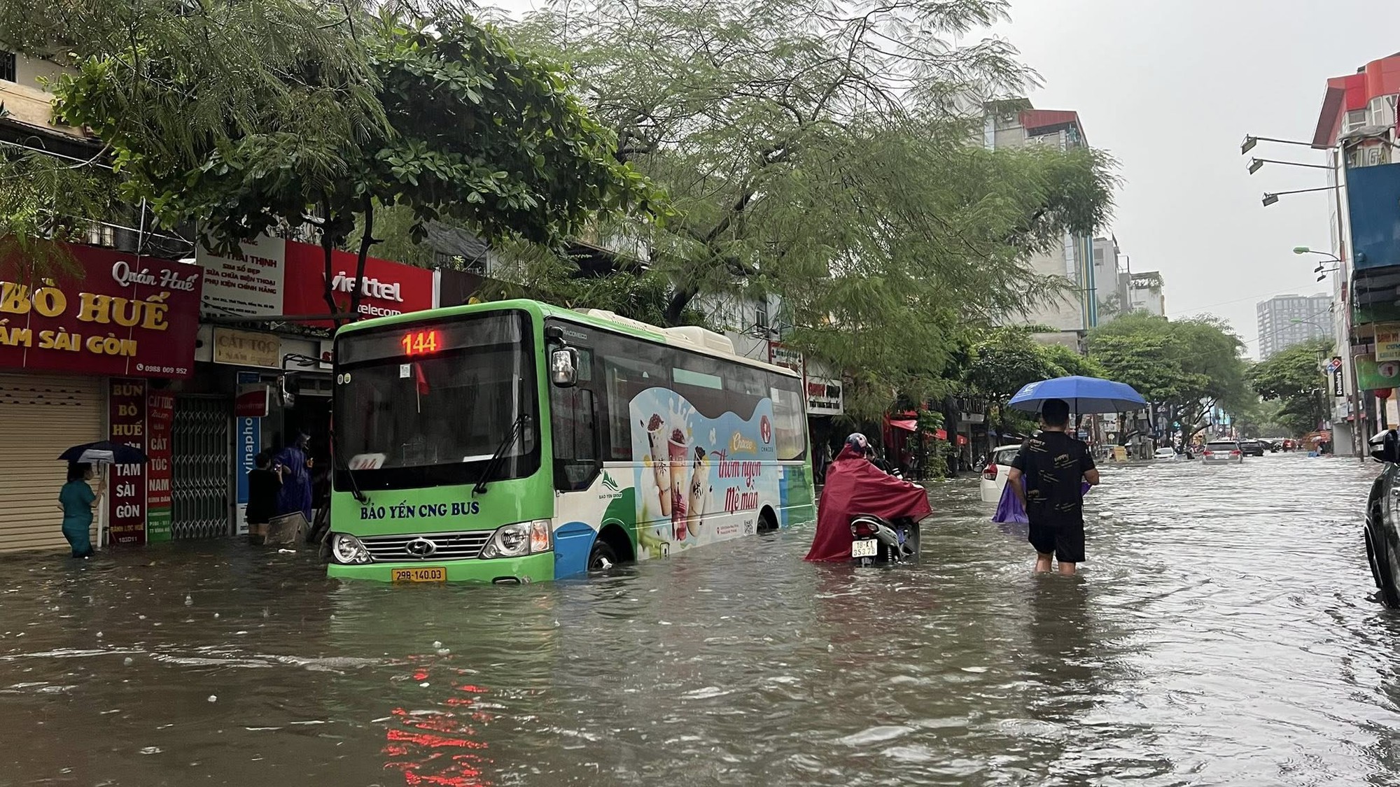 Hà Nội phát lệnh báo động lũ khẩn cấp, cảnh báo 30 điểm ngập sâu ở nội thành- Ảnh 4. Hà Nội phát lệnh báo động lũ khẩn cấp, cảnh báo 30 điểm ngập sâu ở nội thành- Ảnh 4.