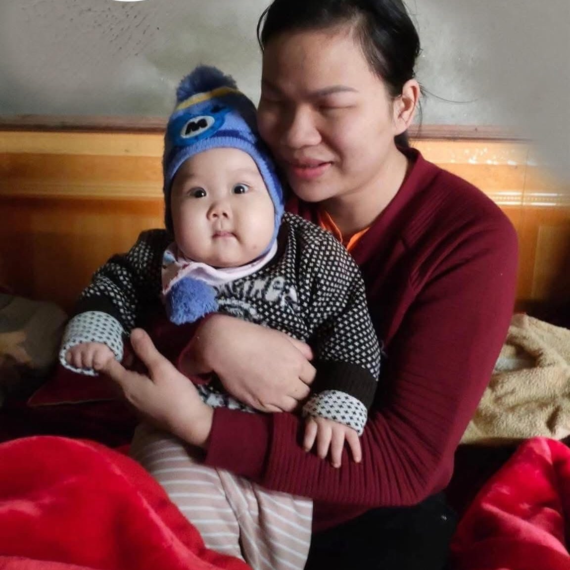 556879061_800530169369574_7194396350190703526_n Có thể là hình ảnh về 1 người, em bé và đang cười