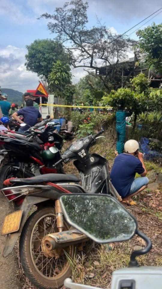 Có thể là hình ảnh về 3 người, xe scooter và xe môtô