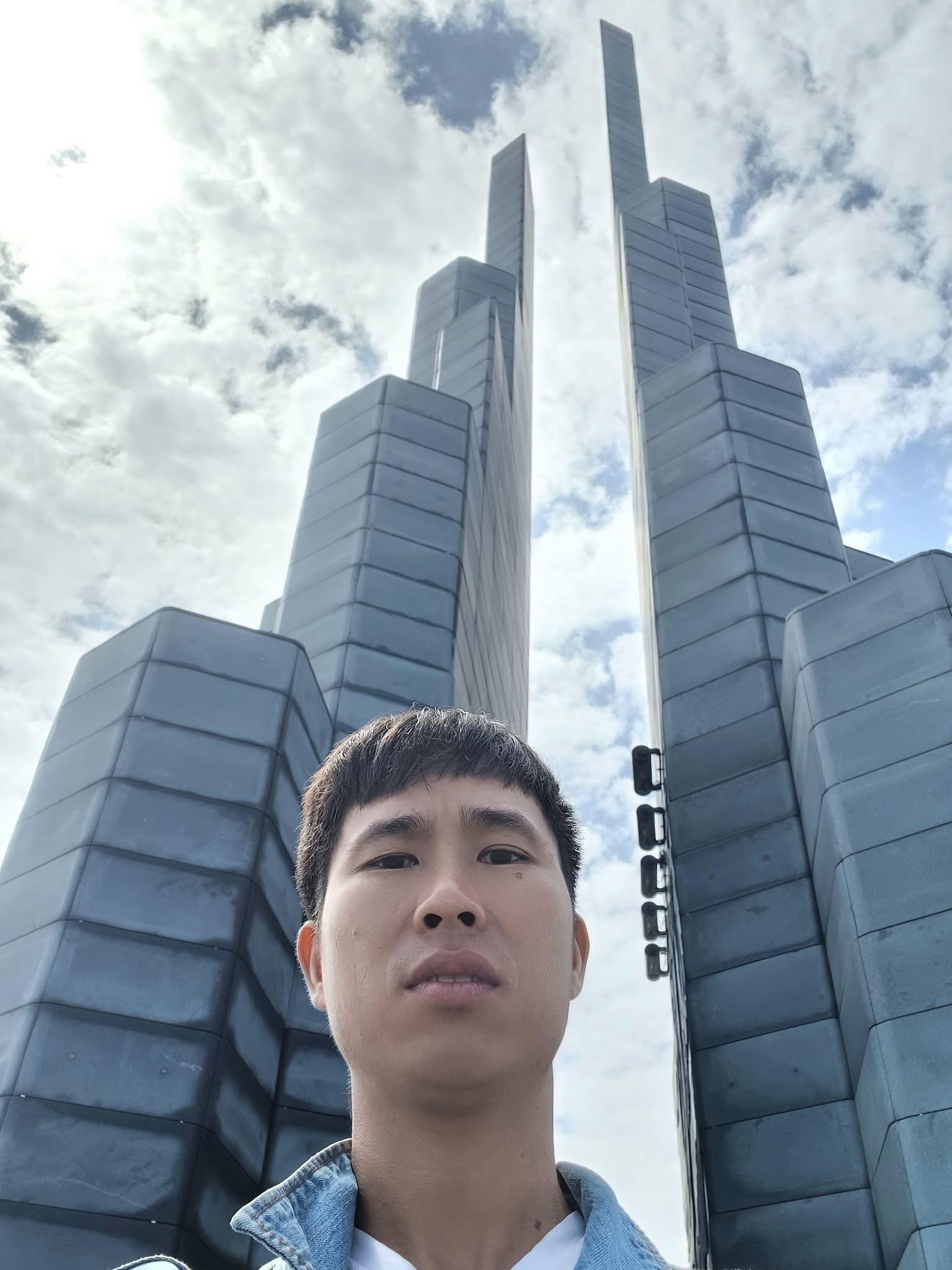 Có thể là hình ảnh về 1 người, nhà chọc trời, đám mây và đài kỷ niệm