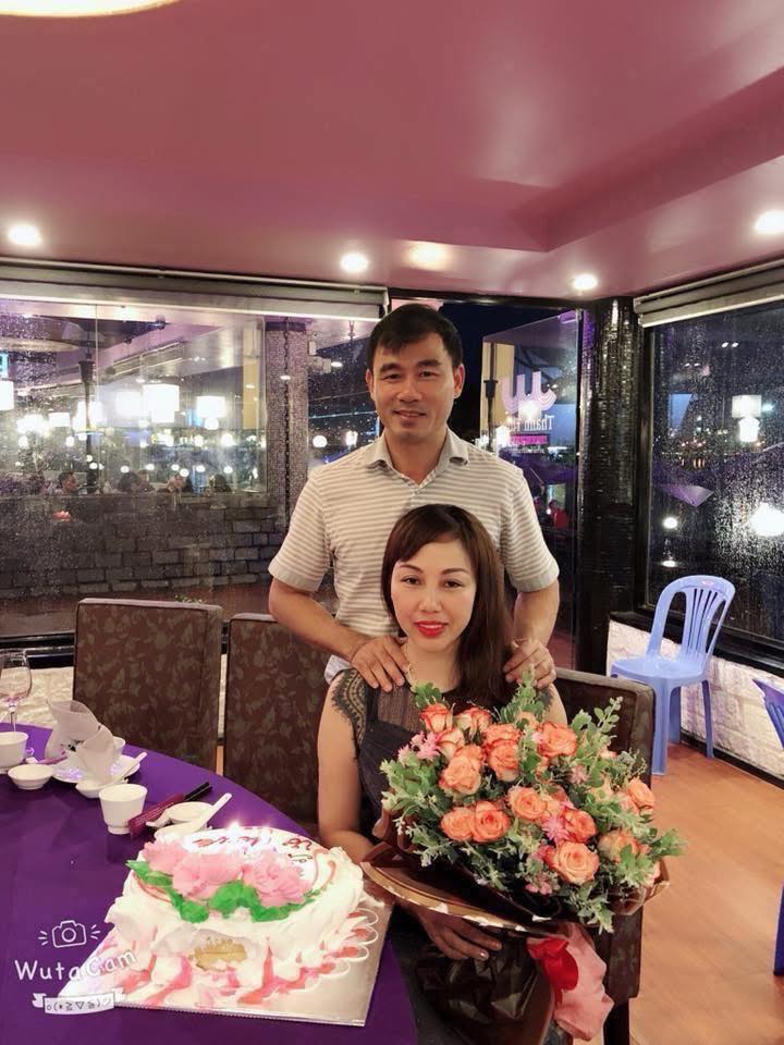 Có thể là hình ảnh về 2 người, hoa cát tường và văn bản