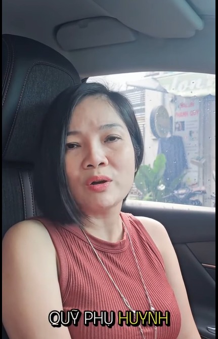 Có thể là hình ảnh về 1 người, đang cười, ô tô và văn bản cho biết 'QUỲ PHỤ QUYPHỤHUYNH HUYNH'