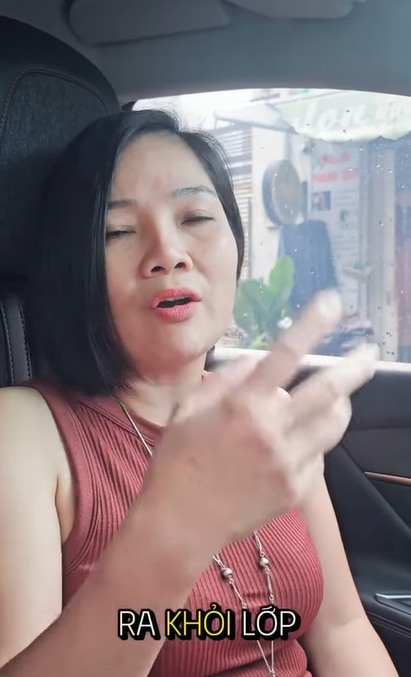 Có thể là hình ảnh về 1 người, đang cười và văn bản cho biết 'RA KHÔI LỚP'