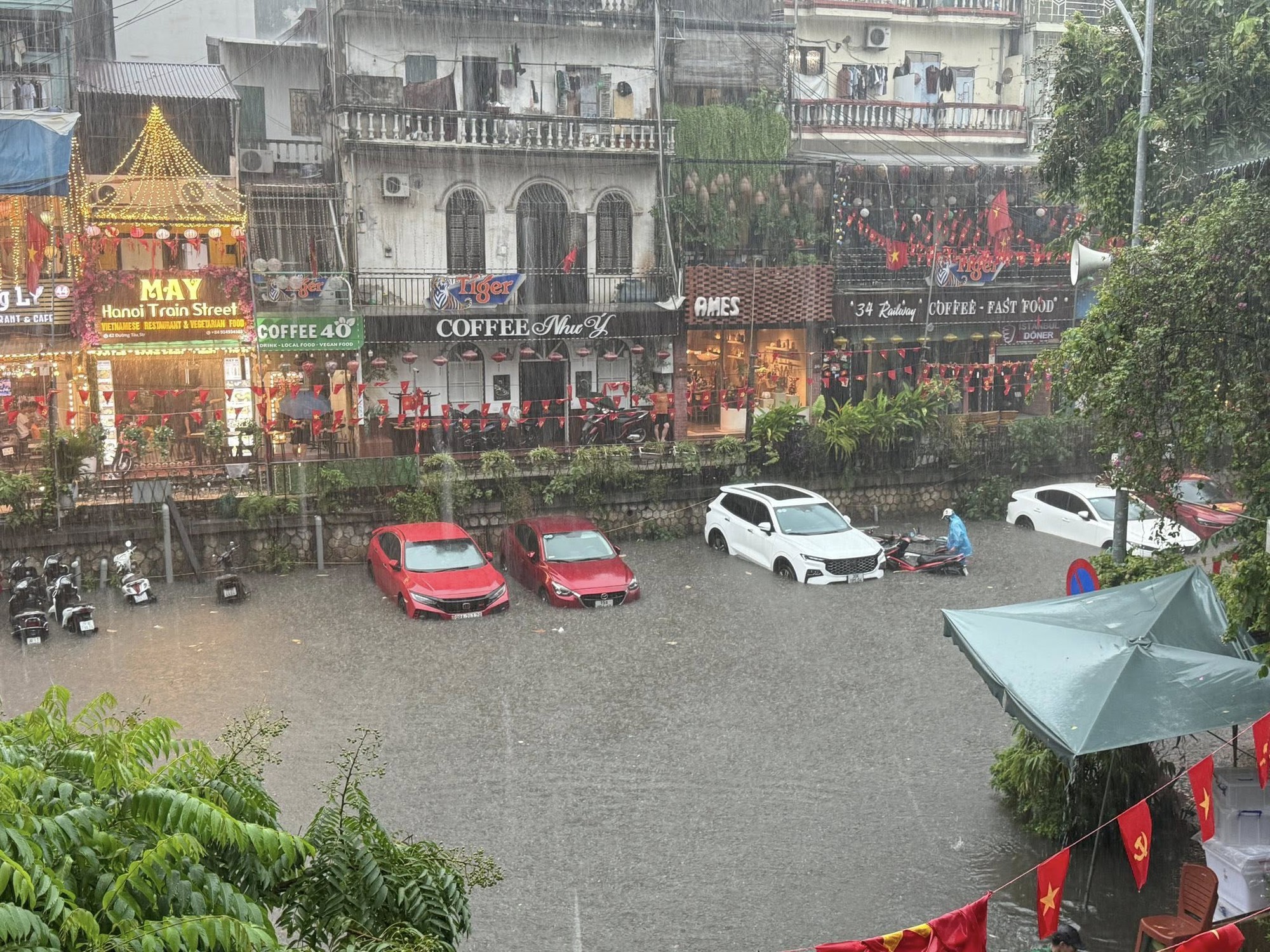 Hà Nội phát lệnh báo động lũ khẩn cấp, cảnh báo 30 điểm ngập sâu ở nội thành- Ảnh 2. Hà Nội phát lệnh báo động lũ khẩn cấp, cảnh báo 30 điểm ngập sâu ở nội thành- Ảnh 2.