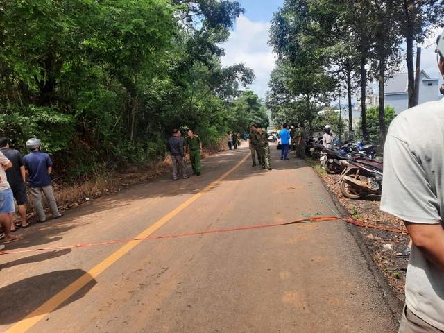 Có thể là hình ảnh về 10 người, xe môtô, đường và cây