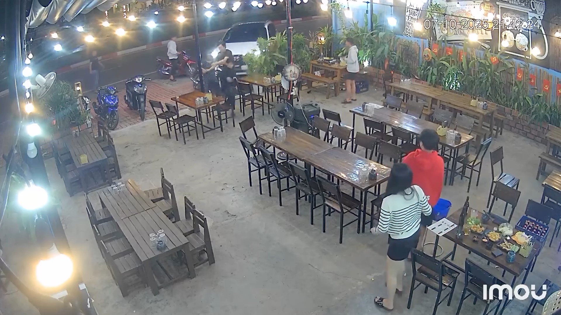 Có thể là hình ảnh về 2 người, thiết bị chiếu sáng và văn bản
