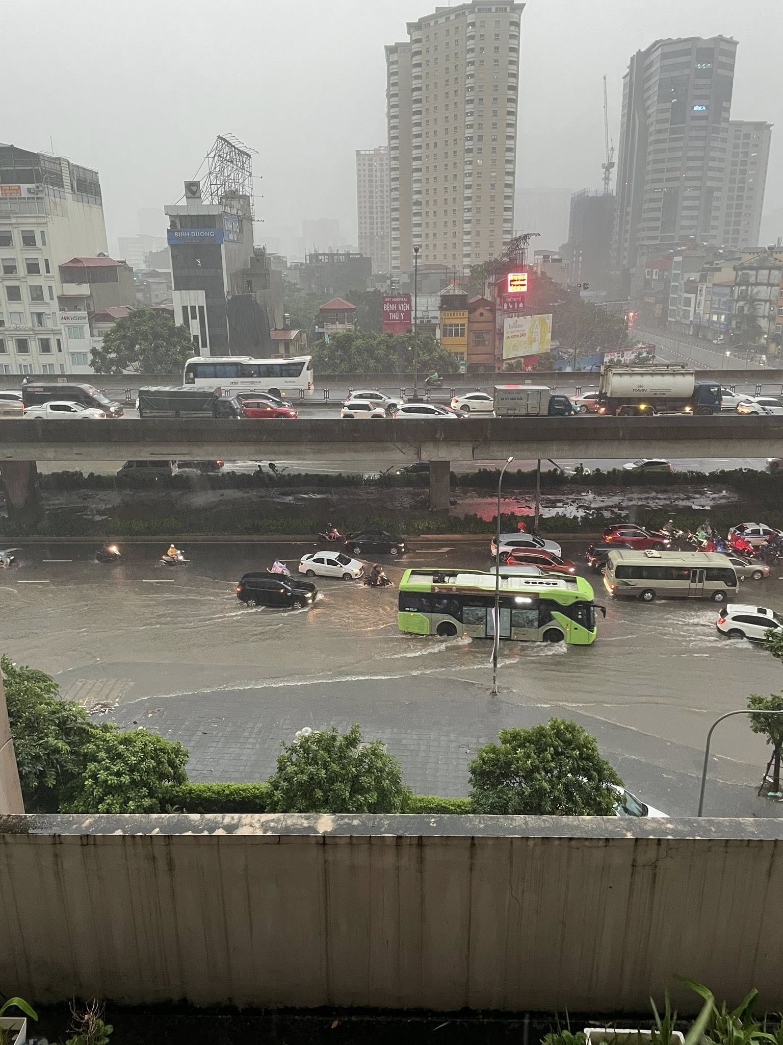Mưa dữ dội suốt đêm, Hà Nội lại ngập kinh hoàng ở nhiều tuyến phố- Ảnh 11.