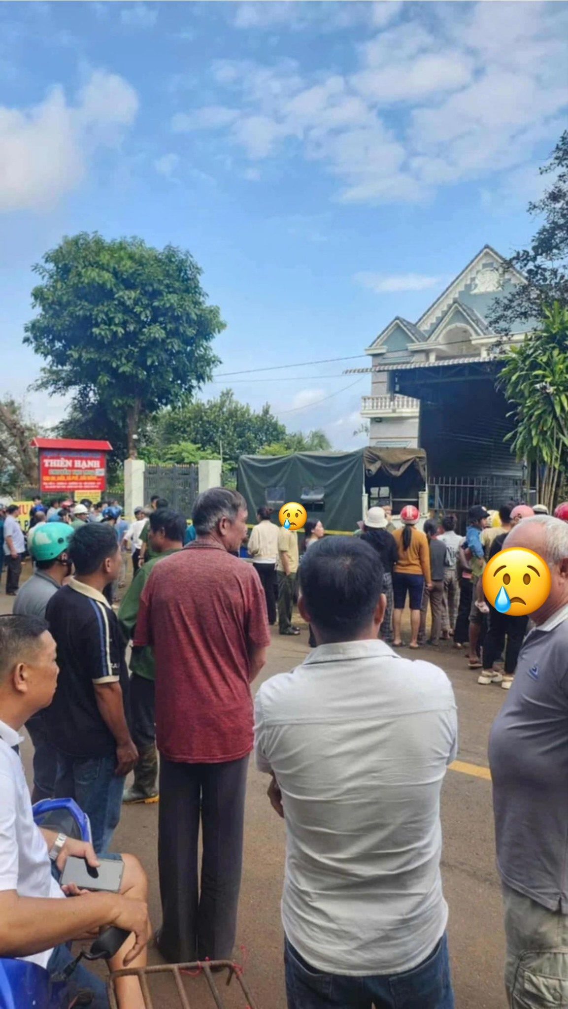 Có thể là hình ảnh về 8 người, đám đông và văn bản