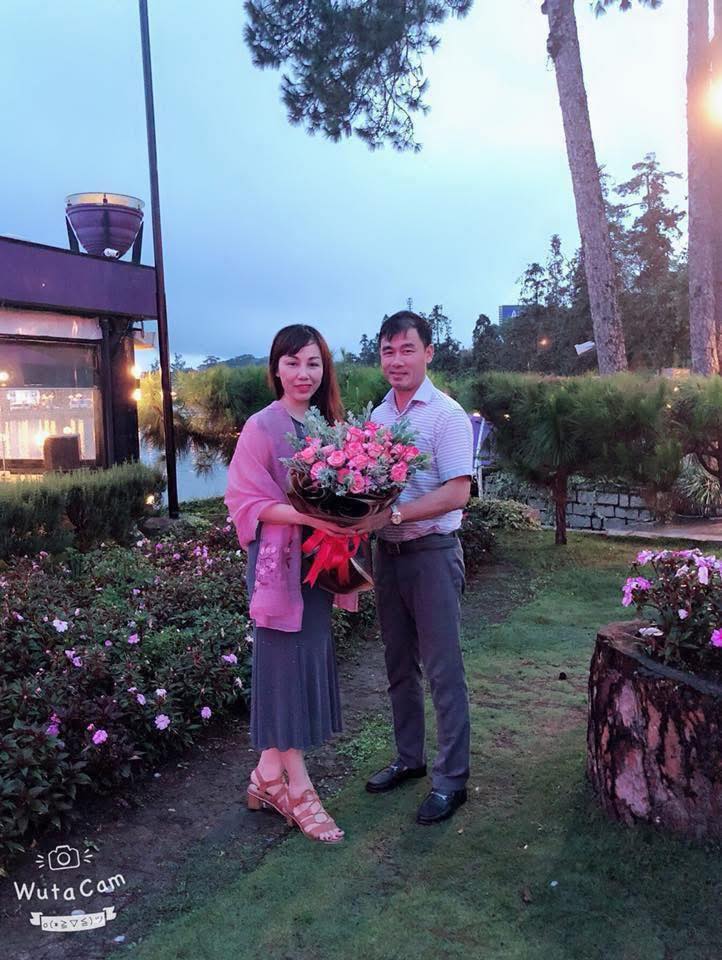 Có thể là hình ảnh về 2 người, mọi người đang cười và hoa cát Tường