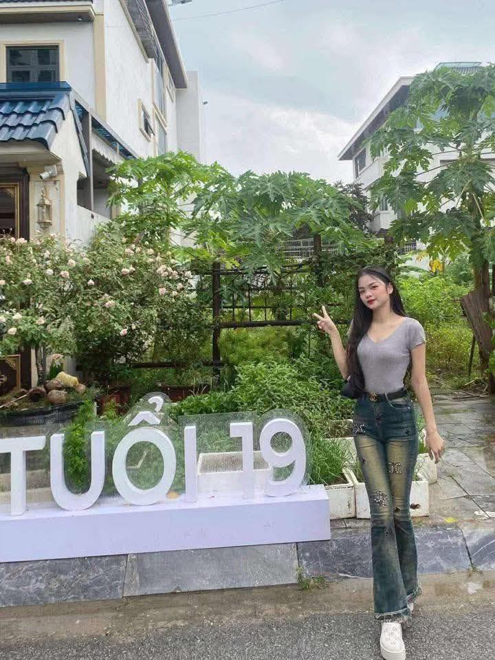 Có thể là hình ảnh về 1 người và văn bản cho biết 'TUỔI19'