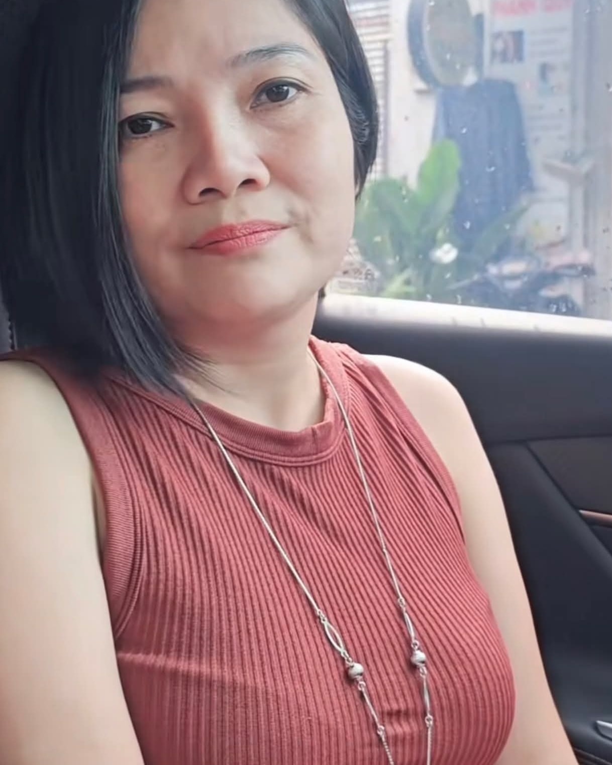 558165508_1237534815079510_4504558382271139761_n Có thể là hình ảnh về 1 người, đang cười và trang sức