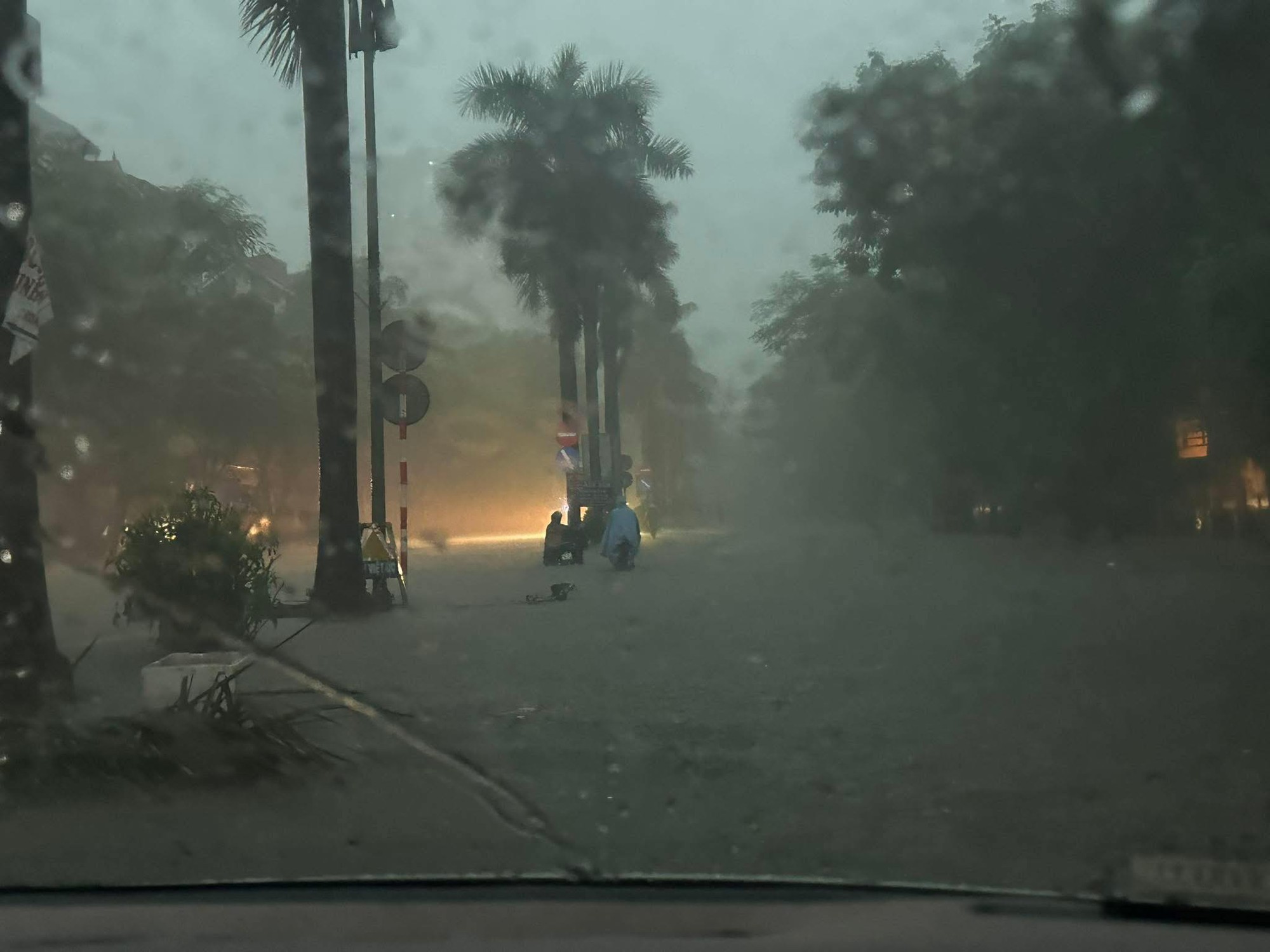 Mưa dữ dội suốt đêm, Hà Nội lại ngập kinh hoàng ở nhiều tuyến phố- Ảnh 13.