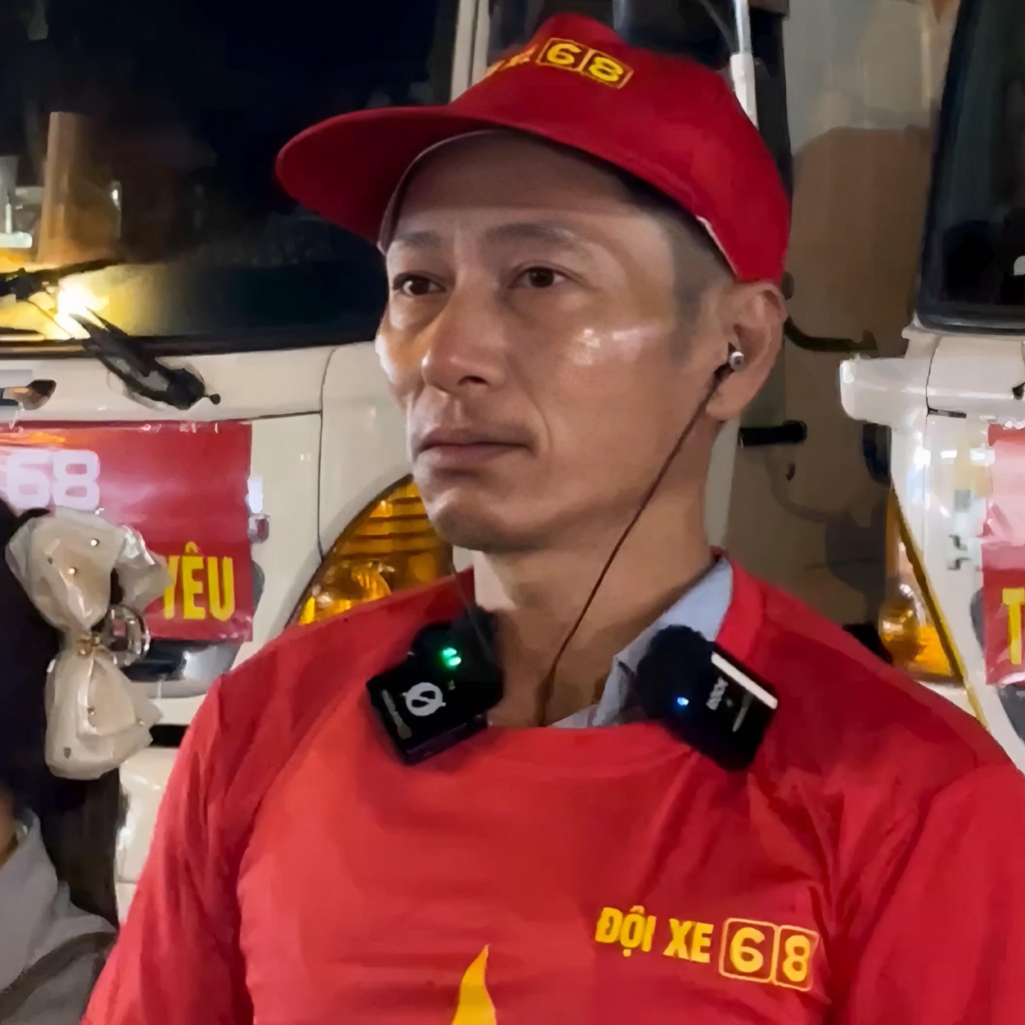 Có thể là hình ảnh về 1 người, xe cứu thương và văn bản