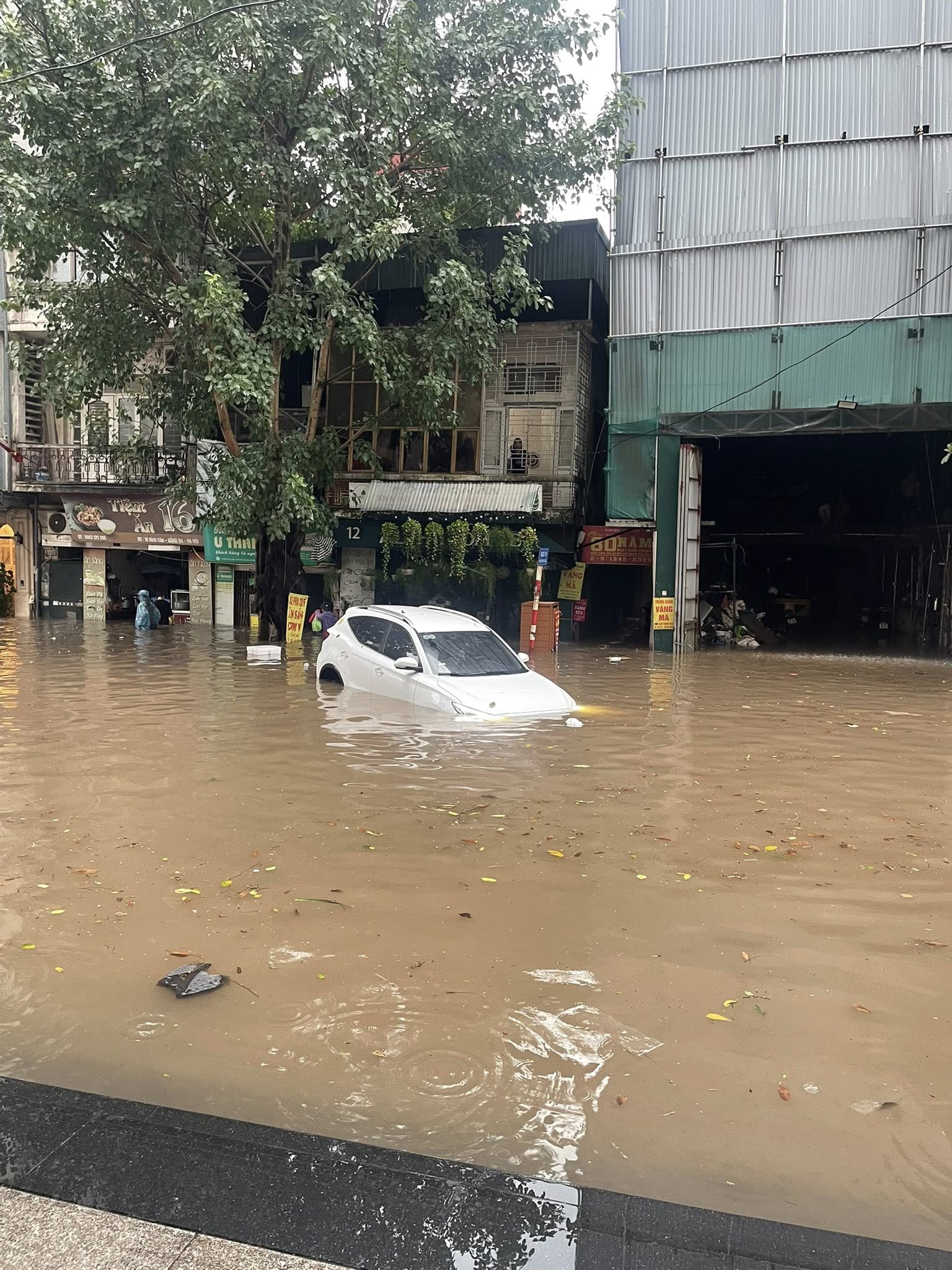 Hà Nội phát lệnh báo động lũ khẩn cấp, cảnh báo 30 điểm ngập sâu ở nội thành- Ảnh 3. Hà Nội phát lệnh báo động lũ khẩn cấp, cảnh báo 30 điểm ngập sâu ở nội thành- Ảnh 3.