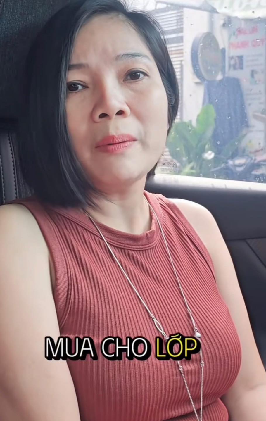 Có thể là hình ảnh về 1 người và văn bản cho biết 'MUA CHO LỚP'