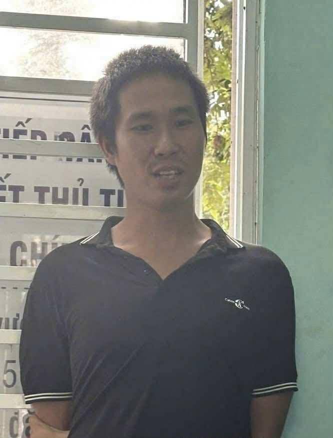 Có thể là hình ảnh về 1 người, đang cười và văn bản