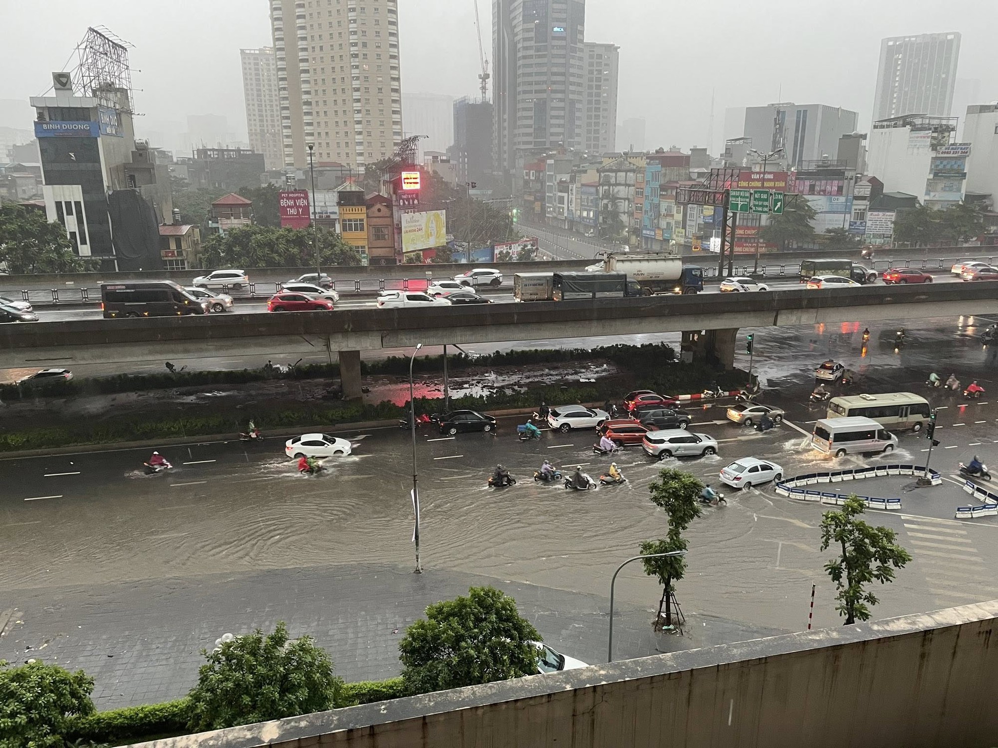 Mưa dữ dội suốt đêm, Hà Nội lại ngập kinh hoàng ở nhiều tuyến phố- Ảnh 12.