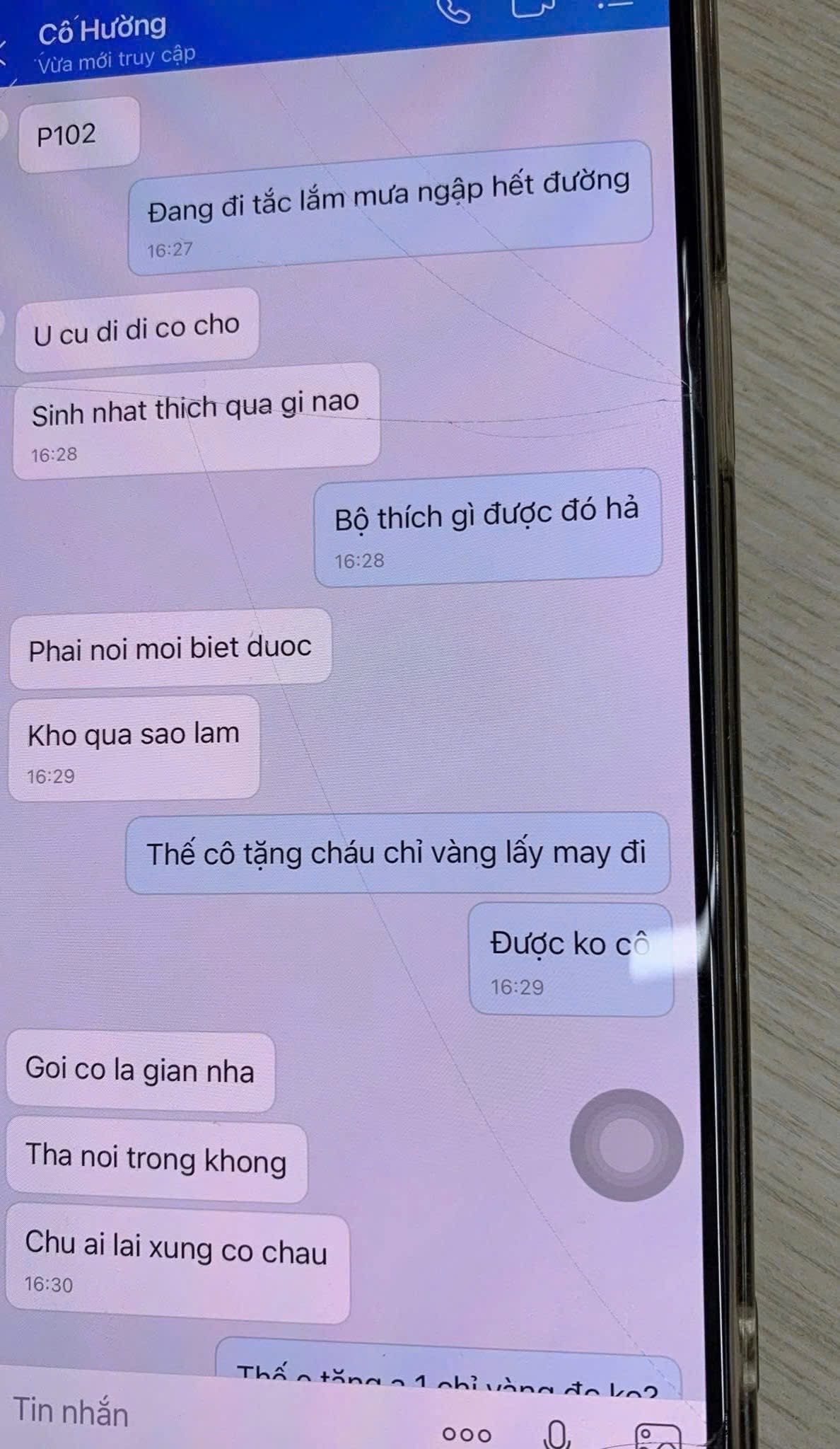 Có thể là hình ảnh về ‎điện thoại và ‎văn bản cho biết '‎CốHường VừamitruyC cập P102 Đang đi tắc lắm mưa ngập hết đường 16:27 Ucu di di co cho Sinh nhat thich qua gi nao 16:28 Bô thích gì được đó hả 16:28 Phai noi moi biet duoc Kho qua sao lam 16:29 Thế cô tặng cháu chỉ vàng lấy may đi Được Đượckocô ko cô 16:29 Goi co la gian nha Tha noi trong khong Chu ai lai xung co chau 16:30 Tin nhắn Thế ทกทักพก1ก่นรเค่าคลติกโรล من+ ايامه ٣٢ しのク o0o 0,‎'‎‎