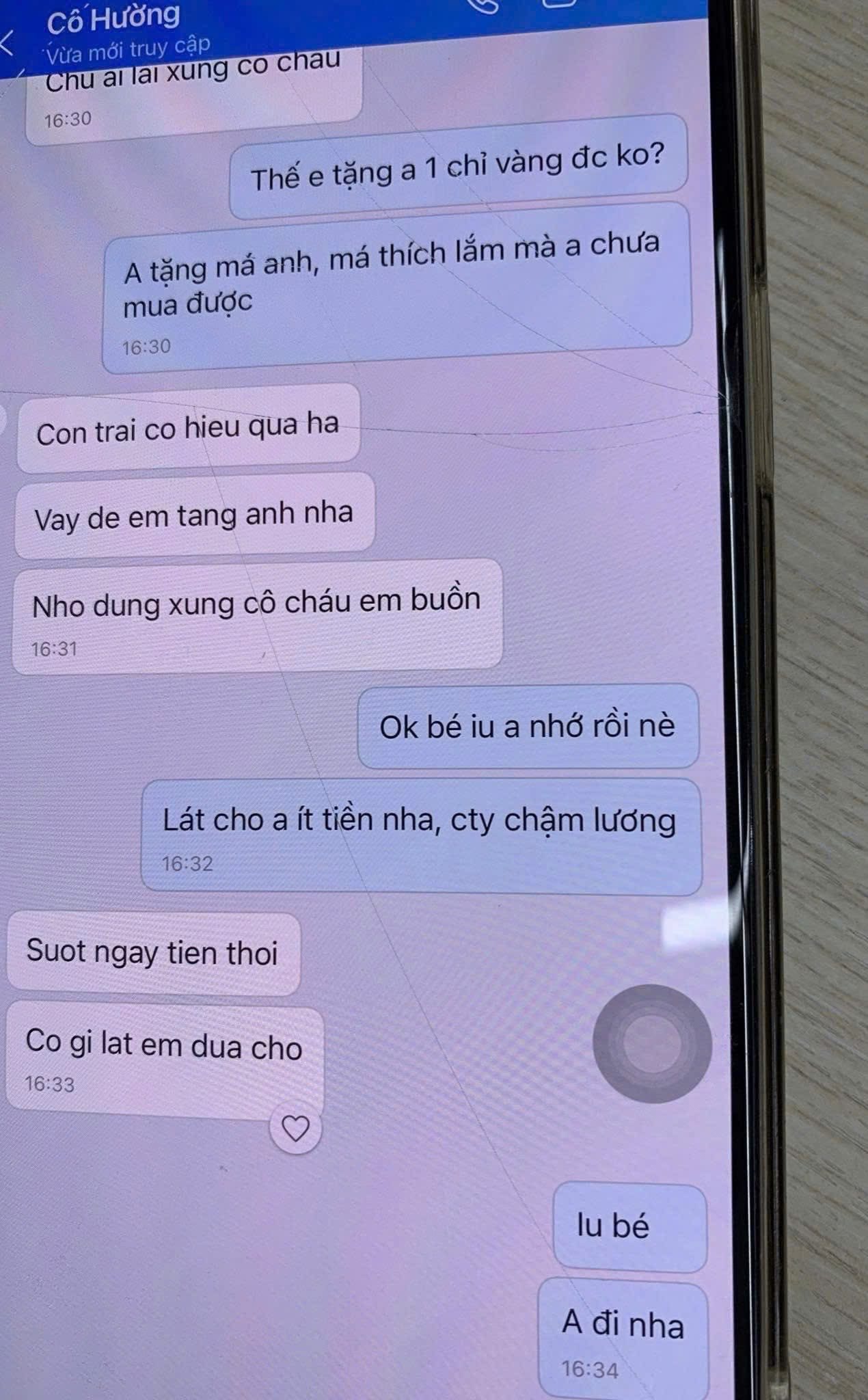 Có thể là hình ảnh về điện thoại và văn bản cho biết 'Cô Hưong mới chu al lai xung co chau 16:30 Thế e tặng 1 chỉ vàng đc ko? A tặng má anh, má thích ắm mà a chưa mua được 16:30 Con trai co hieu qua ha Vay de em tang anh nha Nho dung xung cô cháu em buồn 16:31 Ok bé iu a nhớ rồi nè 16:32 Lát cho a ít tiền nha, cty chậm lương Suot ngay tien thoi Co gi lat em dua cho 16:33 lu lubé bé Ađinha A đi nha 16:34'