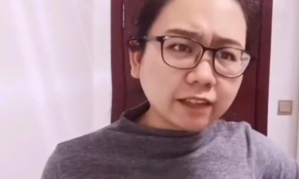 Có thể là hình ảnh về một hoặc nhiều người, con cù lần và kính mắt