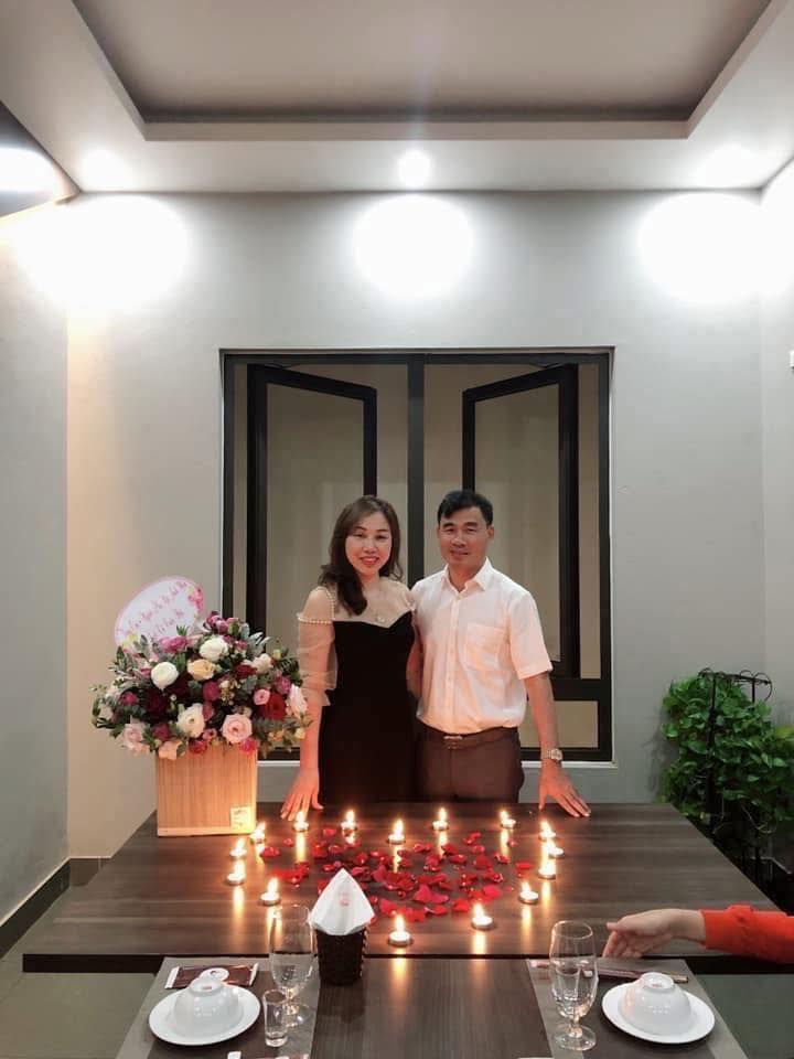 Có thể là hình ảnh về 3 người, nước xốt fondue và hoa