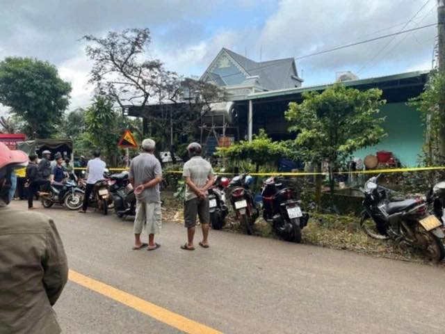 Có thể là hình ảnh về 6 người, xe môtô và xe scooter