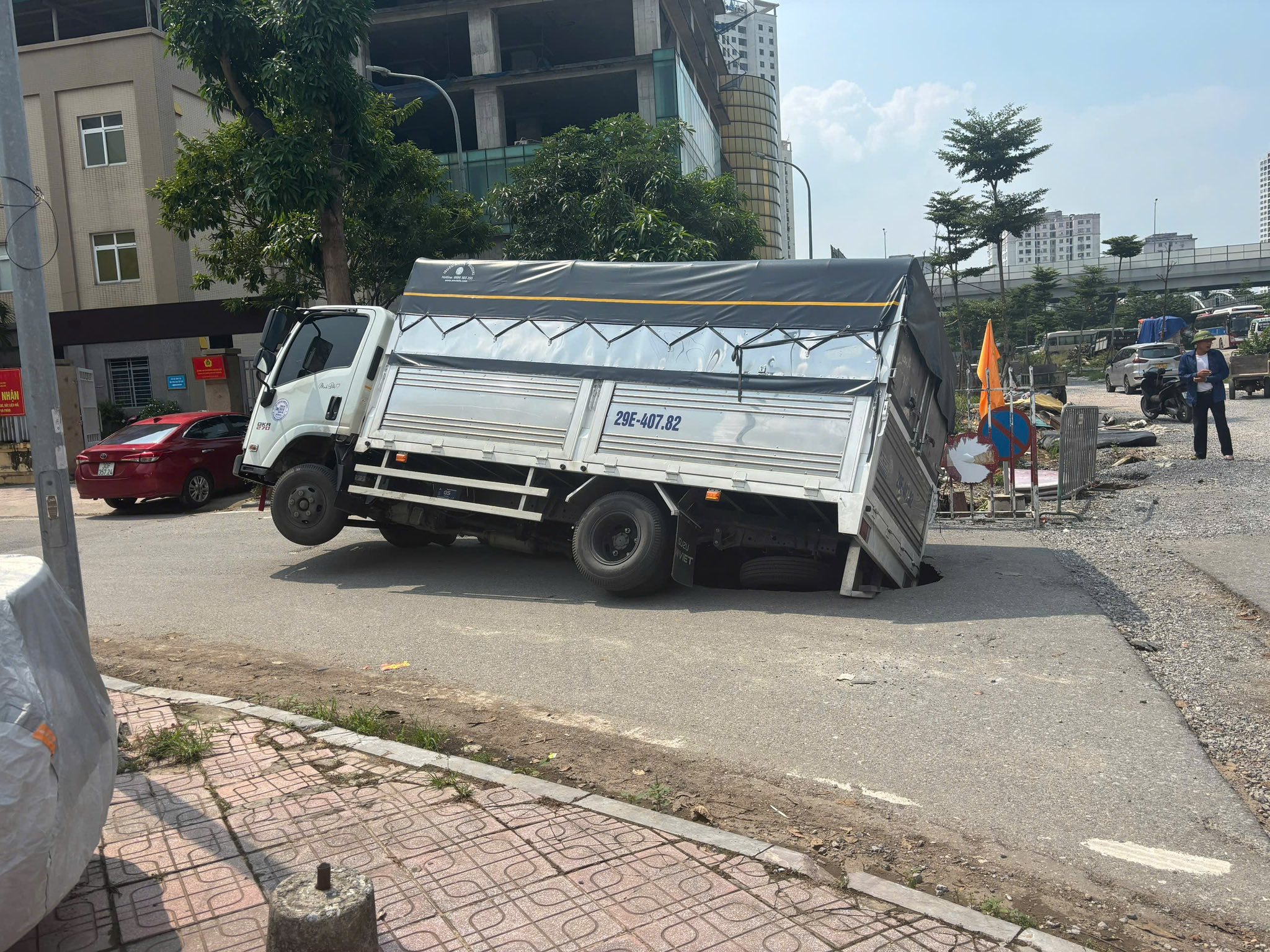 Có thể là hình ảnh về 1 người và văn bản cho biết 'T 29E-407.82 29E-407.82'