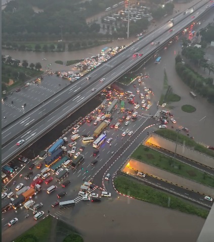 Mưa dữ dội suốt đêm, Hà Nội lại ngập kinh hoàng ở nhiều tuyến phố- Ảnh 9.