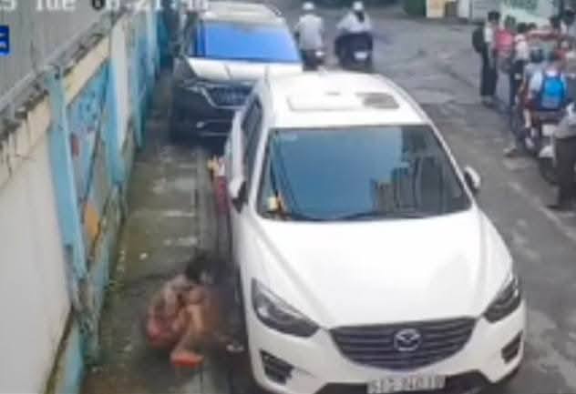 Có thể là hình ảnh về 2 người, ô tô và văn bản