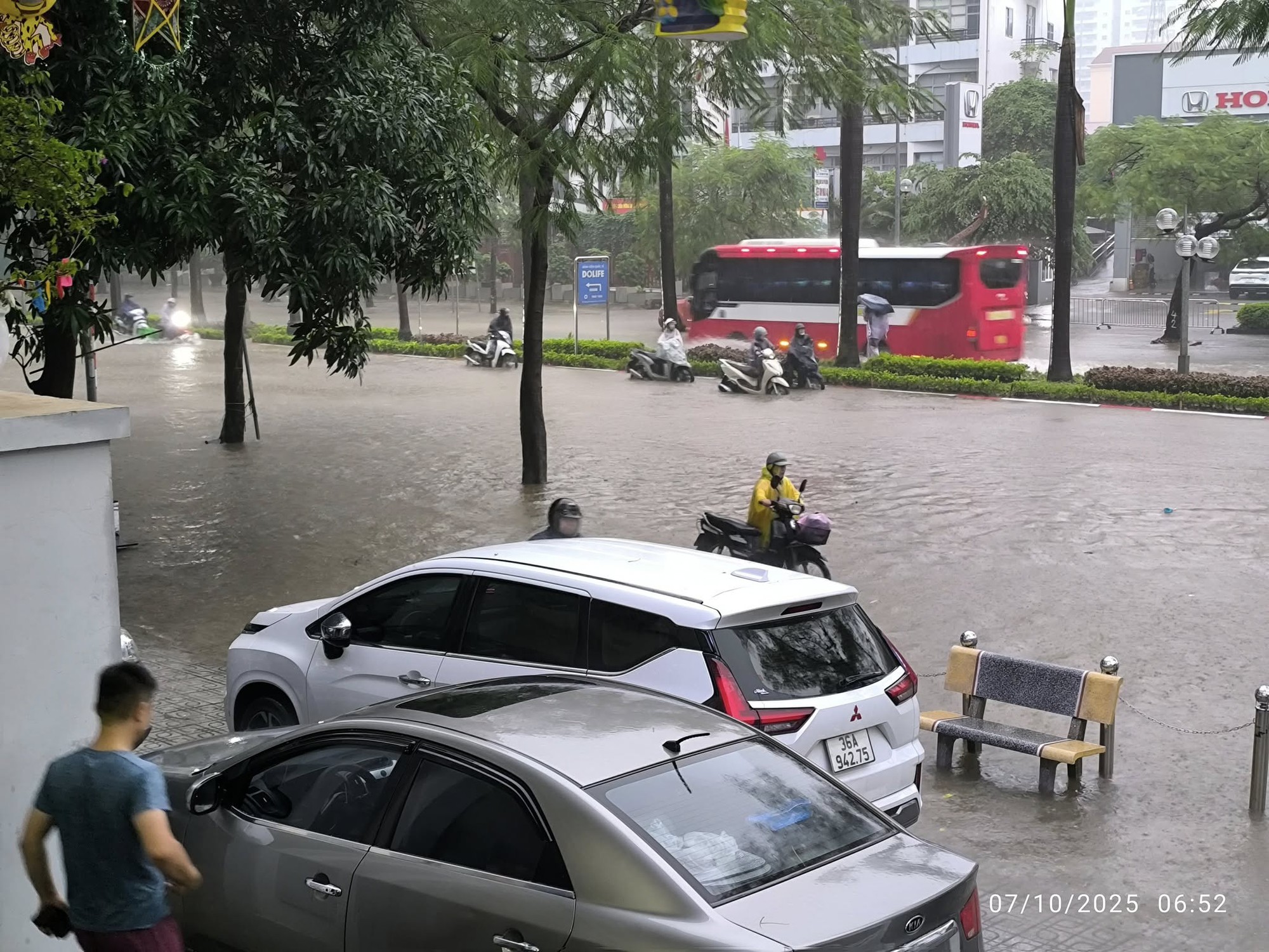 Mưa dữ dội suốt đêm, Hà Nội lại ngập kinh hoàng ở nhiều tuyến phố- Ảnh 15.
