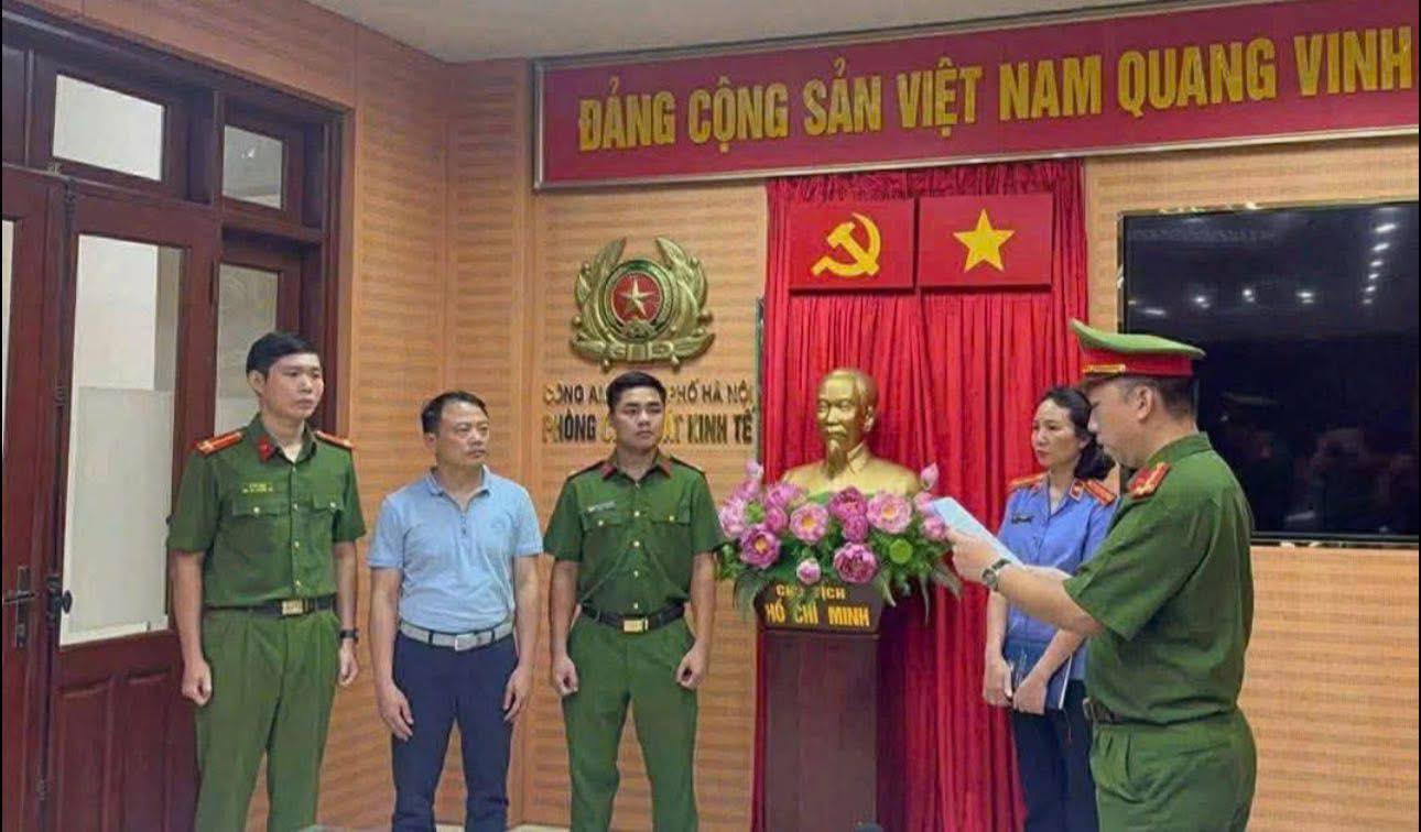 Có thể là hình ảnh về văn bản cho biết 'ĐÁNG CỘNG SÁN VIỆT NAM QUANG VINH Me CONGA HỐHÀNỘI TKINH ATKINHTE TE CN3 ICH NOCMINH H0 cИ MINH'