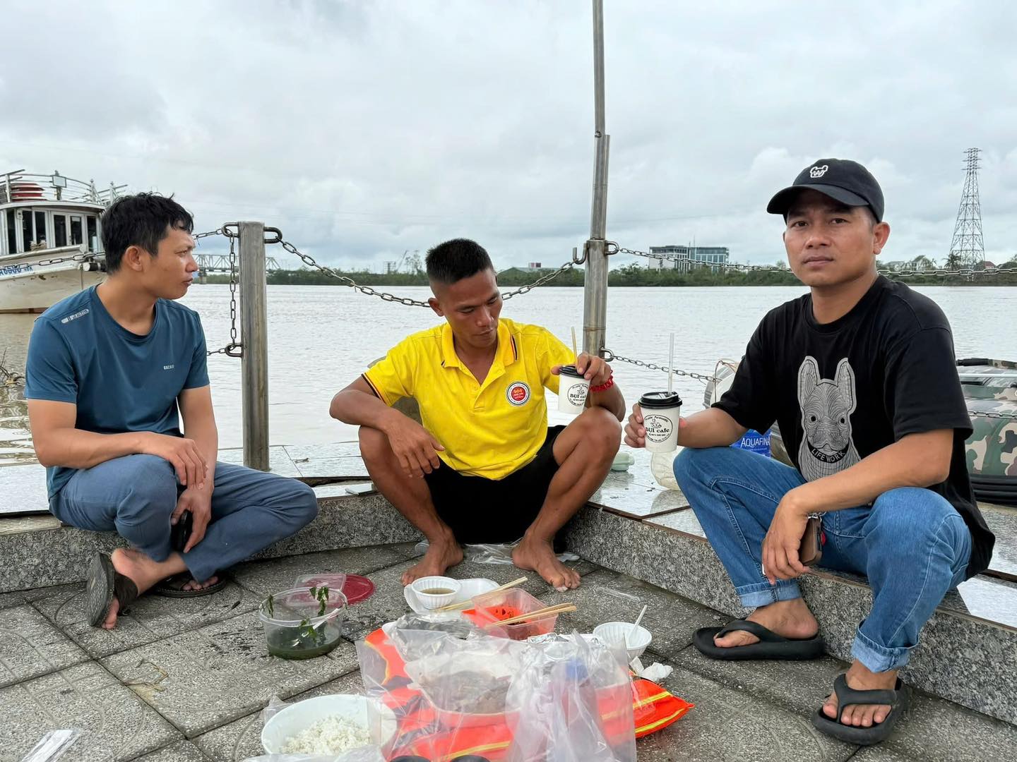 562374200_1210888594419335_100077452969891722_n Có thể là hình ảnh về một hoặc nhiều người