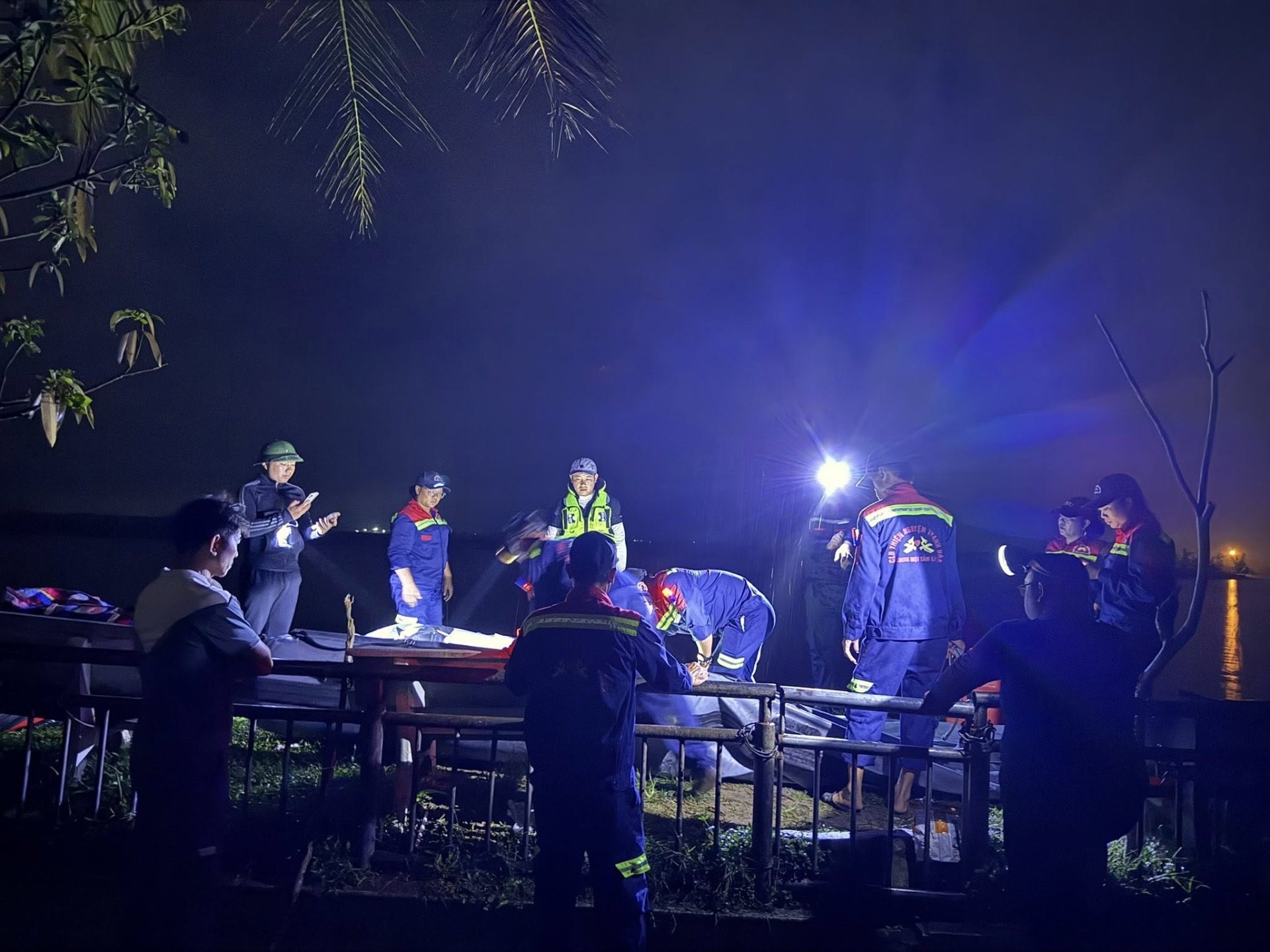 Vụ nghi bố ôm 2 con nhảy cầu ở Nghệ An: Diễn biến mới nhất về công tác tìm kiếm nạn nhân- Ảnh 3.