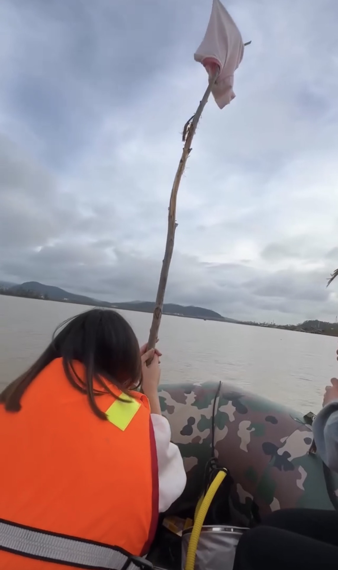 Vụ nghi bố ôm 2 con nhảy cầu ở Nghệ An: Diễn biến mới nhất về công tác tìm kiếm nạn nhân- Ảnh 1.