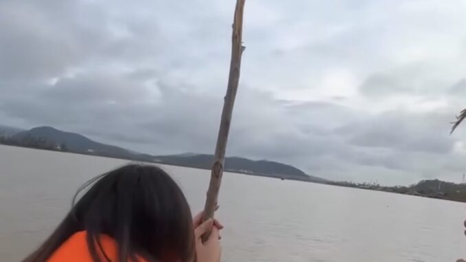 Vụ nghi bố ôm 2 con nhảy cầu ở Nghệ An: Diễn biến mới nhất về công tác tìm kiếm nạn nhân- Ảnh 1.