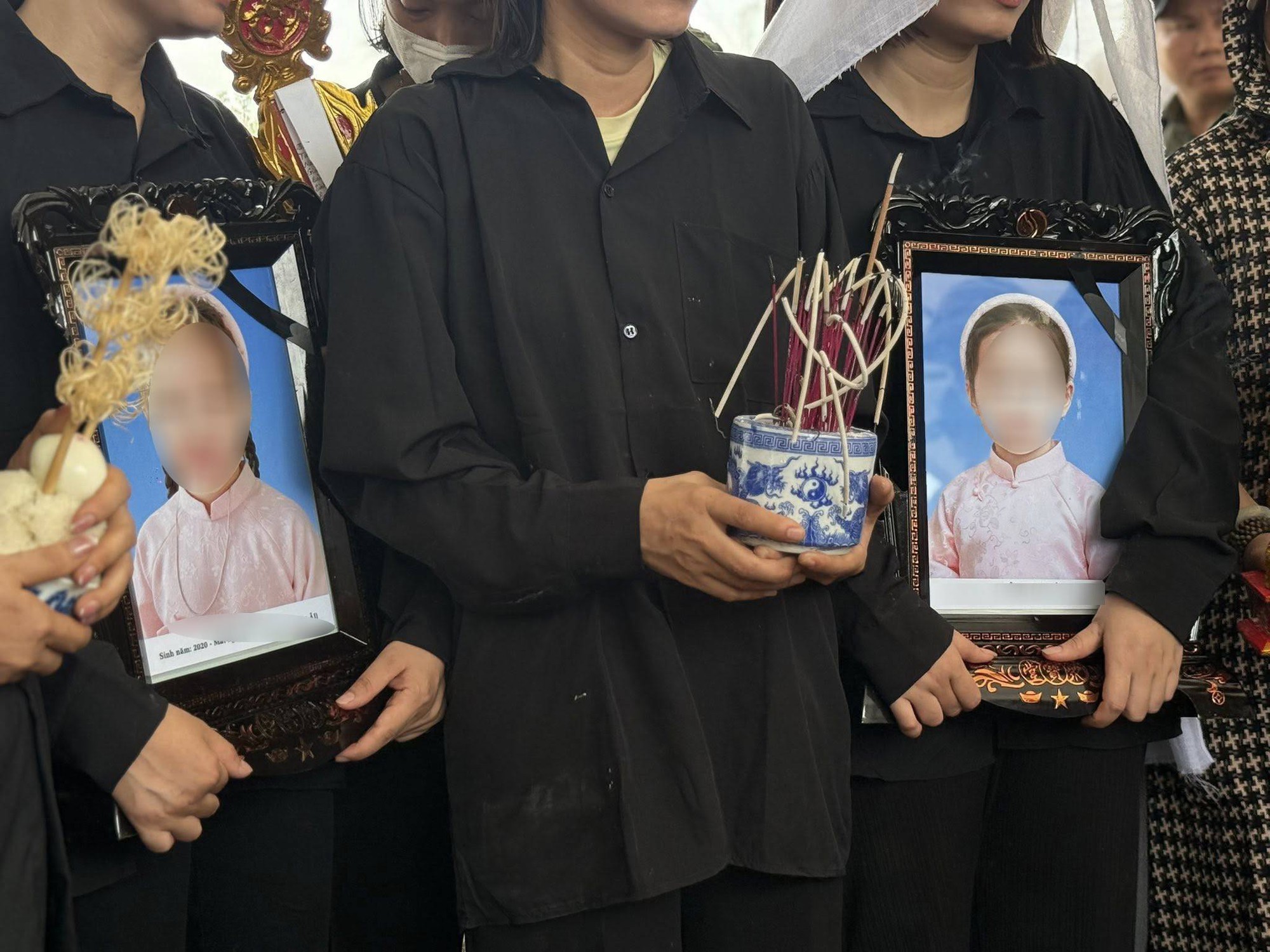 Vụ nghi bố ôm 2 con gái nhảy sông: Tang thương ba nấm mộ xếp cạnh nhau- Ảnh 1.