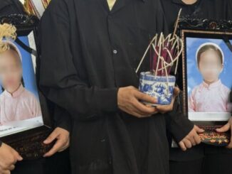 Vụ nghi bố ôm 2 con gái nhảy sông: Tang thương ba nấm mộ xếp cạnh nhau- Ảnh 1.