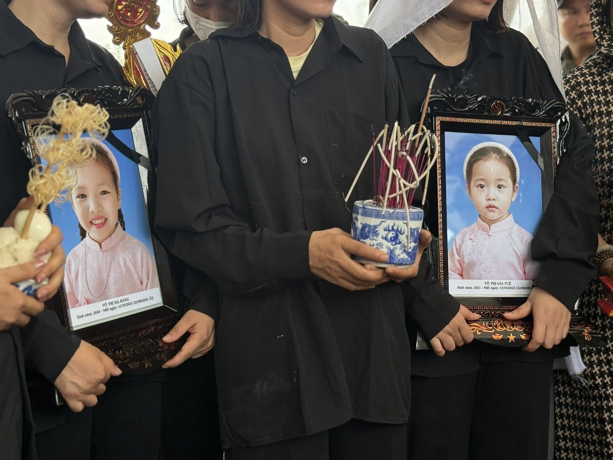 565642338_4051401865120962_272369086945601362_n-1 Có thể là hình ảnh về một hoặc nhiều người và văn bản